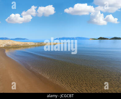 Spiaggia di sabbia mattina del paesaggio (Narta Laguna, Valona Albania). Profondo cielo blu con alcuni cumulus nubi. Foto Stock