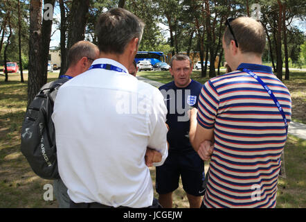 Inghilterra U21's manager Aidy Boothroyd parla ai mezzi di comunicazione scritta prima della sessione di formazione presso il Stadion Kusocinskiego in Kielce, Polonia. Foto Stock