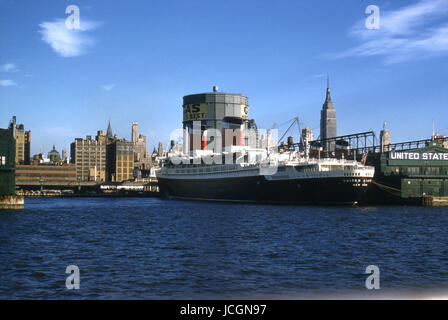 Antique Ottobre 1958 fotografia, vista di Pier 86 - gli Stati Uniti Linee' molo passeggeri - dal fiume Hudson in New York City. Fonte: ORIGINALE 35mm trasparenza. Foto Stock