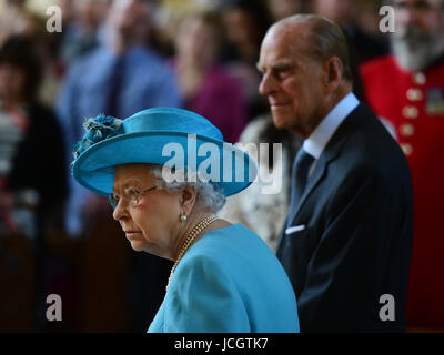 La regina Elisabetta II e il Duca di Edimburgo che frequentano le commemorazioni per il centenario del bombardamento di tomaia North Street scuola durante la Prima Guerra mondiale alla Chiesa di tutti i santi a Tower Hamlets, Londra. Foto Stock