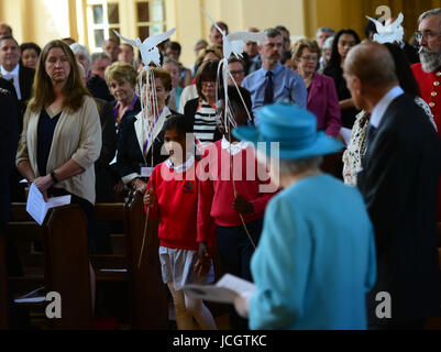 La regina Elisabetta II e il Duca di Edimburgo che frequentano le commemorazioni per il centenario del bombardamento di tomaia North Street scuola durante la Prima Guerra mondiale alla Chiesa di tutti i santi a Tower Hamlets, Londra. Foto Stock