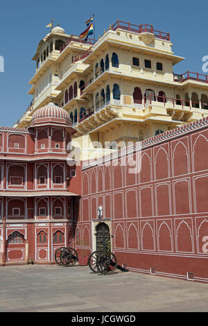 Ornati in rosa e giallo City Palace di Jaipur, Rajasthan, India. Home il Maharajah di Jaipur. La costruzione iniziale circa 1729 a 1732. Foto Stock