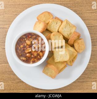 Snack e Dessert, vista dall'alto di cinesi fritti tofu fritto o Tofu servita con dolce e salato salsa piccante. Foto Stock