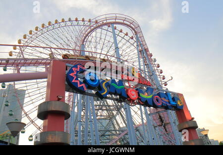 Cosmo World a Yokohama Giappone. Cosmo World è un parco di divertimenti situato in Minato Mirai downtown area a Yokohama. Foto Stock