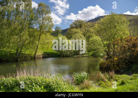 Piccolo lago sotto le colline di Moel Famau country park, il Galles del Nord. Foto Stock