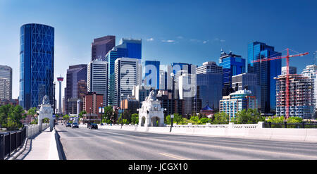 Licenza e stampe alle MaximImages.com:00 - vista panoramica dello skyline del centro di Calgary dal Centre Street Bridge. Calgary, Alberta, Canada 2017. Foto Stock