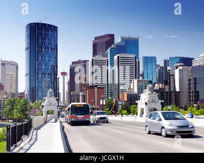 Calgary Transit bus e auto sulla strada del centro ponte con la città di Calgary skyline del centro e la Calgary Tower in background. Calgary, Alberta, Canada Foto Stock