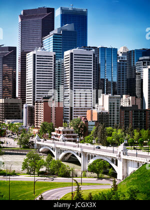 Licenza e stampe alle MaximImages.com:00 - il centro di Calgary offre una splendida vista dello skyline con il panorama urbano di Centre Street Bridge. Alberta Canada Foto Stock