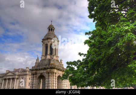 Dublino, Irlanda - 29 Maggio 2017: il cortile del Trinity College e il campanile del Trinity College di Dublino, in Irlanda il 29 maggio 2017. Foto Stock