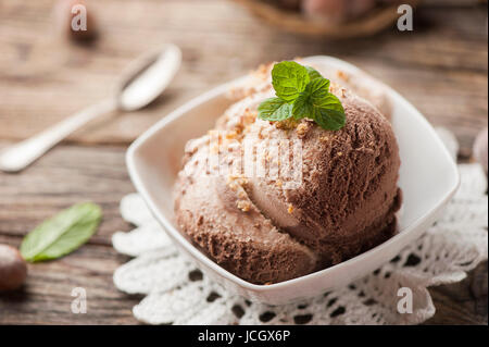 Gelato al cioccolato su pannello di legno Foto Stock