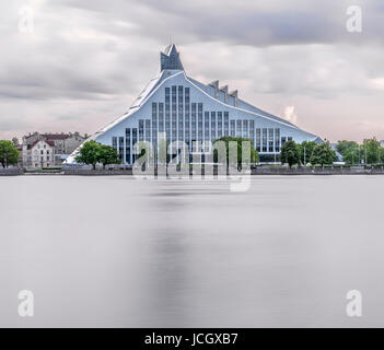 Riga, Lettonia - 11 June, 2017: Vista di lettone Biblioteca Nazionale Foto Stock