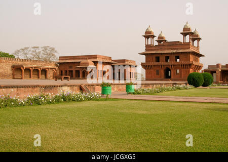 Mughal deserta città di Fatehpur Sikri. Pietra arenaria rossa edifici situati intorno al grande cortile. Uttar Pradesh, India. Il XVI secolo D.C. Foto Stock