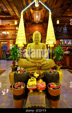 OK Boutique Hotel entrata foyer Bhudda e intagli di Phnom Penh Foto Stock