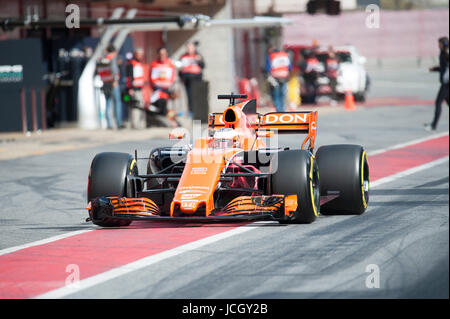 Stoffel Vandoorne, driver del team Mclaren in azione durante il secondo giorno della prova di Formula 1 sul circuito di Catalunya. Foto Stock