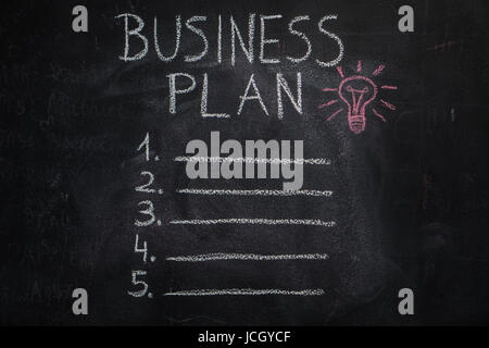 Business plan elenco e lampadina rossa scritto e disegnato con un gessetto sulla lavagna Foto Stock