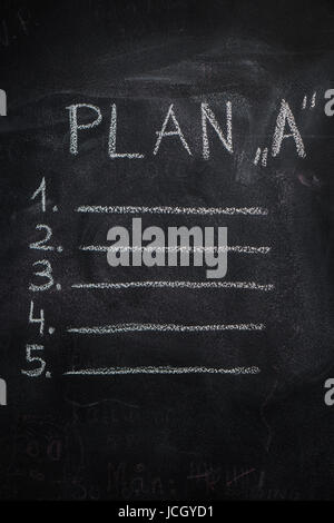 Piano 'A' elenco scritta in gesso bianco sulla lavagna. Lista da fare concept Foto Stock