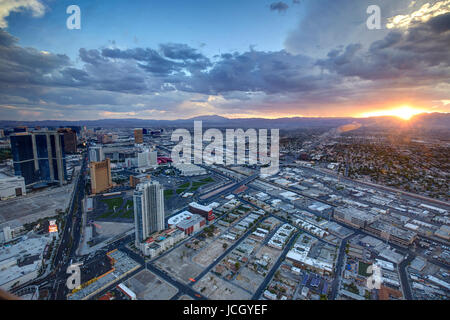 Una vista di Las Vegas cercando dalla Stratosphere Tower, Las Vegas, Nevada, Stati Uniti Foto Stock