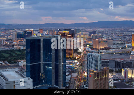 Una vista di Las Vegas cercando dalla Stratosphere Tower, Las Vegas, Nevada, Stati Uniti Foto Stock