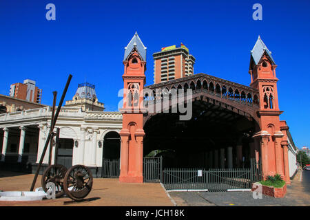 Ex stazione ferroviaria in Asuncion in Paraguay. Asuncion è la capitale e la città più grande del Paraguay Foto Stock