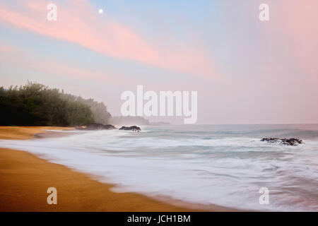 Luna tramonta al sorgere del sole lungo la North Shore a Spiaggia Lumahai alle Hawaii dell Isola di Kauai. Foto Stock
