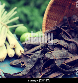Ingrediente a base di erbe per la cura dei capelli a casa da soap berry, limone, citronella pianta, tutti i materiali bollire con acqua per rendere la natura shampoo Foto Stock