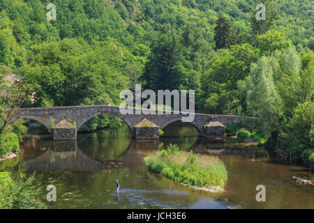 Francia, Puy-de-Dôme (63), Gorges de la Sioule, le pont de Menat sur la Sioule // Francia, Puy de Dome, Sioule gole, bridge Menat su Sioule Foto Stock