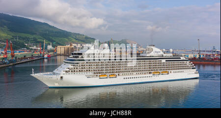 SEVEN SEAS EXPLORER CRUISE SHIP BILBAO Spagna può 31ST: sette mari explorer di linea crusie Regent le vendite nel porto di Bilbao Spagna 31 Maggio 2017 Foto Stock