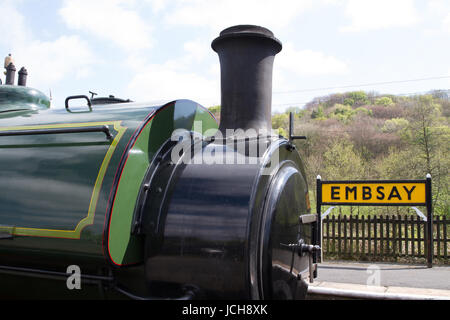 Embsay e Bolton Abbey ferroviaria serbatoio a sella motore a vapore Beatrice attende per un altro viaggio di andata e ritorno con la stazione Embsay scheda nome dietro Foto Stock