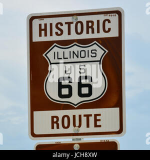 Marker stradale indicante il percorso originale del percorso 66 attraverso Chenoa Illinois dove si incrocia l'autostrada 24. Foto Stock