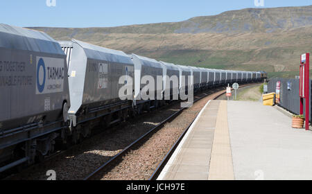 Gbrf treno merci 6m37, il 1125 arcow gbrf cava di pendleton in direzione nord attraverso la stazione di ribblehead per attraversare il viadotto ribblehead Foto Stock