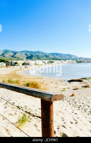 Una vista della Playa del Cargador beach a Alcossebre, in Costa del Azahar, Spagna Foto Stock