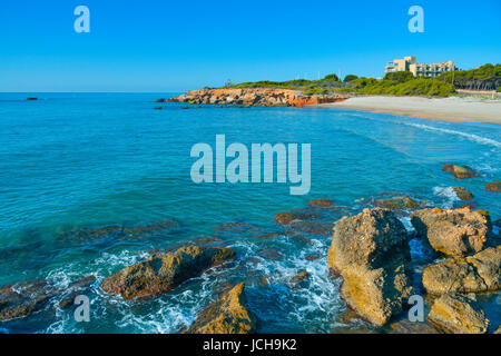 Una vista della Playa del Moro Spiaggia di Alcossebre, in Costa del Azahar, Spagna Foto Stock