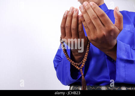 Musulmani pregano con Tasbih Foto Stock