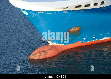 Una prua a bulbo di una nave presso il Canale di Kiel presi da un ponte. Foto Stock