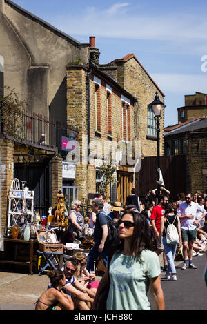 Visitatori affollano presso la columbia road flower market Foto Stock