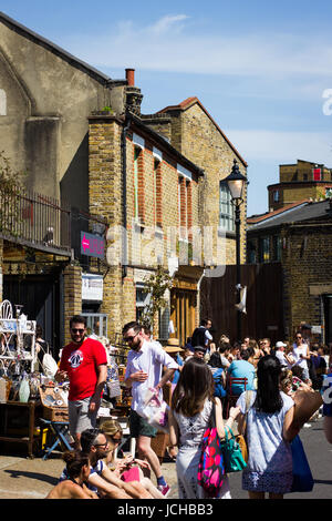 Visitatori affollano presso la columbia road flower market Foto Stock