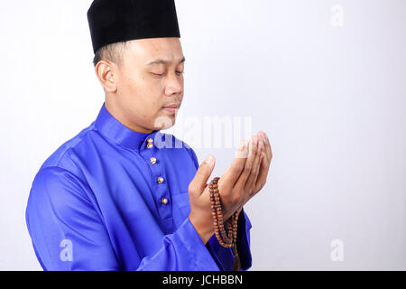 Musulmani pregano con Tasbih Foto Stock