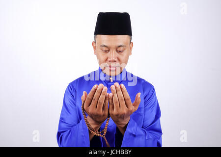 Musulmani pregano con Tasbih Foto Stock