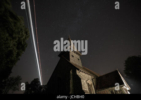 Broxted chiesa, Essex, di notte Stansted Aeroporto percorso di volo sulla Chiesa, England, Regno Unito Foto Stock