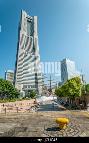 Landmark Tower e vaso Nippon Maru presso il Memorial Park dello stesso nome, Yokohama Kanagawa, Giappone Foto Stock