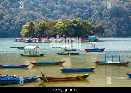 Barahi tempio indù, Lago Phewa, Pokhara, Nepal Foto Stock