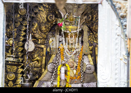 Shakyamuni Buddha nel tempio principale, Tempio d'Oro (Hiranya Varna Mahavihar), Patan (Lalitpur), Kathmandu, Nepal Foto Stock