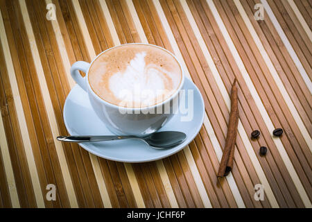 Tazza di cappuccino e torte isolatad su sfondo bianco Foto Stock