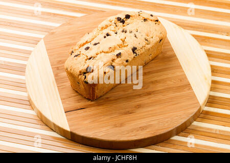 Torta di frutta al cioccolato sul tagliere Foto Stock