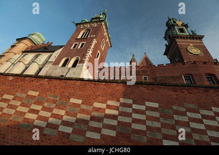 Das Koenigsschloss auf dem Huegel Wawel in der Altstadt von Krakau im sueden von Polen. Foto Stock