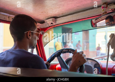 Cuban taxi driver in Trinidad, Cuba Foto Stock