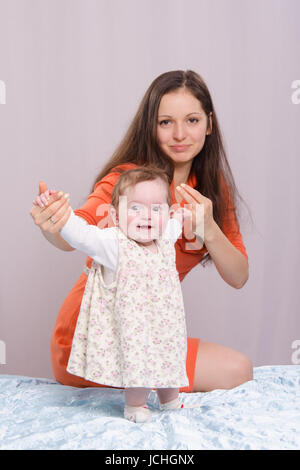 Mamma e figlia sul lettino di sei-mese Foto Stock