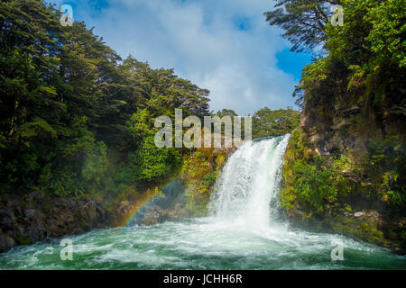 Acqua dal vulcano Monte Ruapehu forme Tawhai rientra nel Parco Nazionale di Tongariro, Nuova Zelanda. Foto Stock