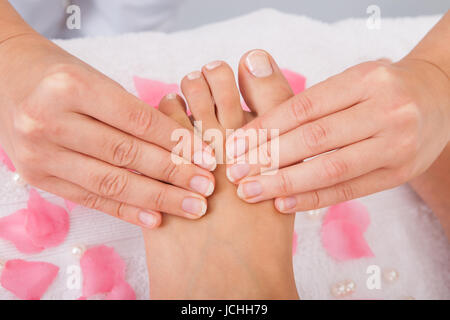 Close-up di donna ricevere piedi Massaggio ai Piedi nella Spa Foto Stock