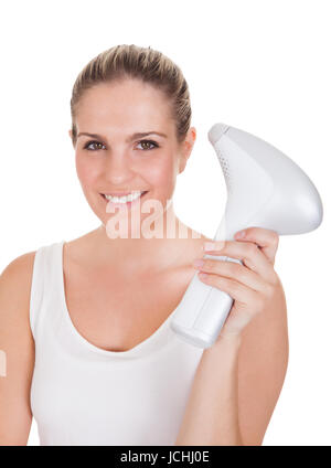 Felice giovane donna facendo terapia laser su sfondo bianco Foto Stock